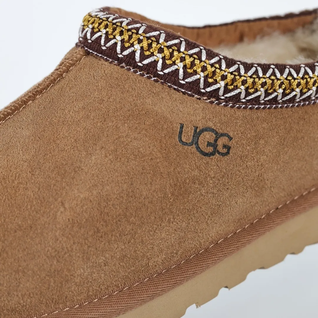 Copy price 💰540 Core recommendation Good price 5cm thick sole, independently developed original outsole, cashmere insole, keeping warm in winter, suitable for home use. In the new year, uug launched a style series, which is partially geared towards the preferences of young consumers. It has also moved to the forefront of fashion trends. Shoe body material, water-repellent coated suede upper, 17 mm UGGPURE™ implanted wool insole, lightweight non-slip and comfortable rubber outsole, with brand LOGO and trademark, with full package Size: 35 36 37 38 39 40 41 42 43 44 45